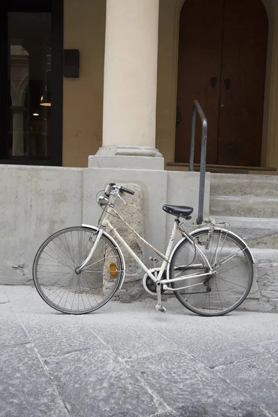 Старый велосипед на улице, Болонья — стоковое фото