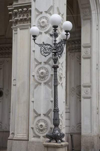 Lampadaire à l'extérieur du bâtiment Risparmio, Bologne — Photo