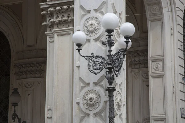 Sokak lâmbası direği Risparmio bina, Bologna — Stok fotoğraf