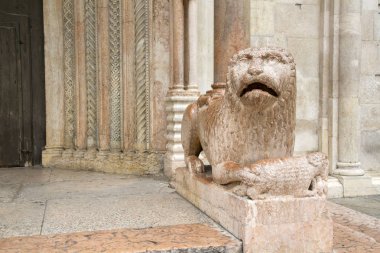 Aslan ve cephe katedral kilise girişinde, Modena