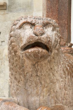 Aslan ve cephe katedral kilise girişinde, Modena