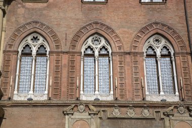 Windows belediye binasının; Bologna