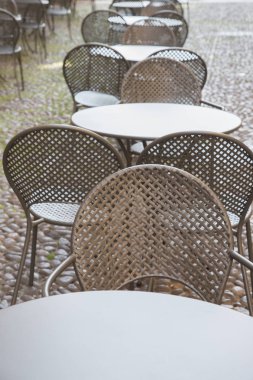 Cafe masa ve sandalyeler üzerinde kaldırım taşı döşeli Street, Bologna