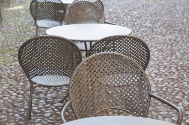 Cafe masa ve sandalyeler üzerinde kaldırım taşı döşeli Street, Bologna