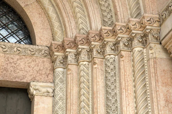 Projeto na fachada da Igreja Catedral, Modena — Fotografia de Stock