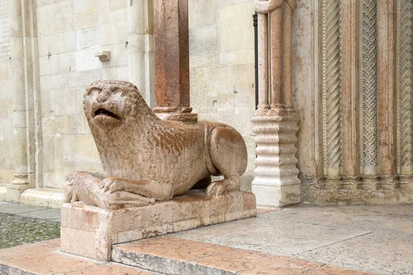 Lion et façade à l'entrée de l'église cathédrale, Modène — Photo