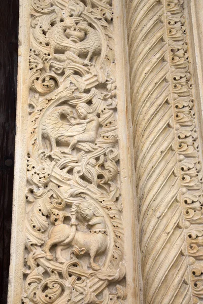 Fachada de la entrada de la Iglesia Catedral, Módena —  Fotos de Stock