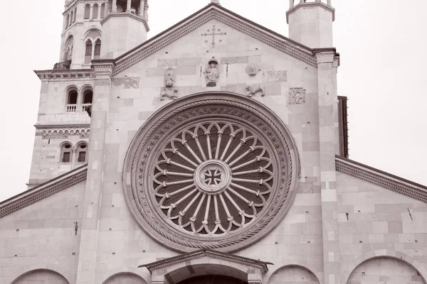 Gevel van de kathedraal kerk, Modena, Italië — Stockfoto