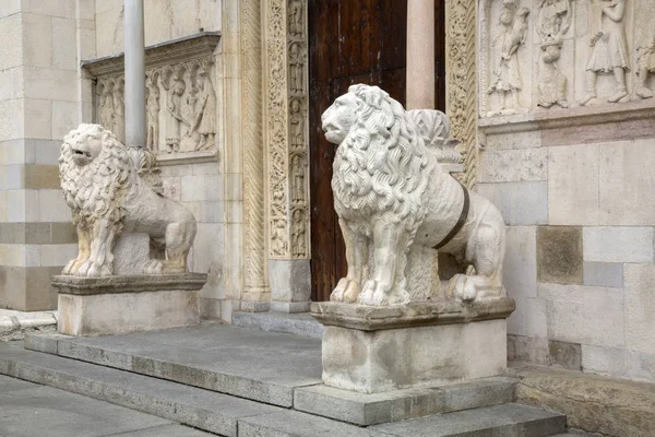 Statue du lion à l'église de la cathédrale, Modène — Photo