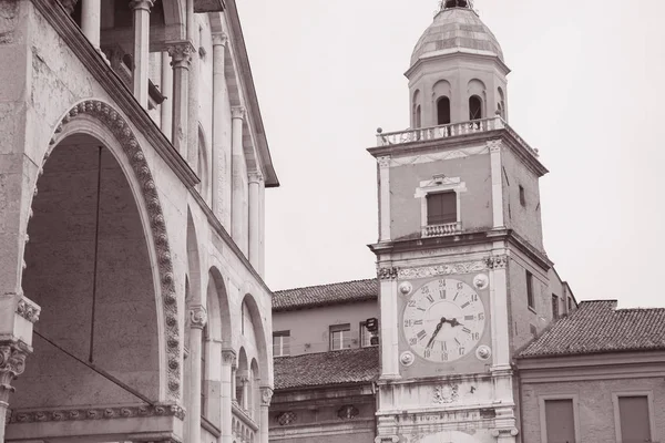 Wieża zegarowa i fasada ratusza; Modena; Włochy — Zdjęcie stockowe
