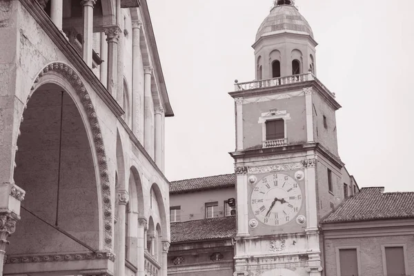 Torre del Reloj y Fachada del Ayuntamiento; Módena; Italia — Foto de Stock