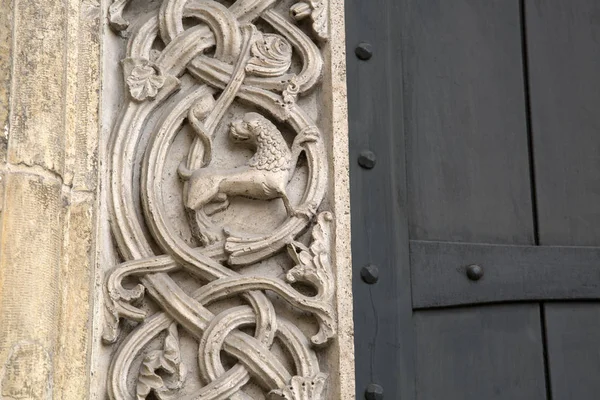 Мбаппе на фасаде католической церкви в Модене — стоковое фото