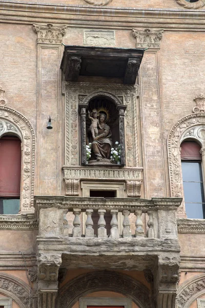 Virgin, Piazza di Porta Ravegnana Square, Bologna — Stockfoto