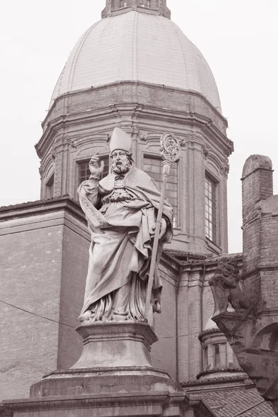 圣彼得罗尼乌斯雕像;博洛尼亚 — 图库照片
