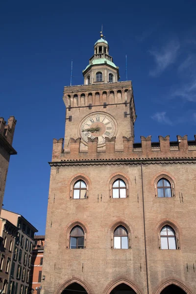 Часовая башня; Ратуша; Болонья — стоковое фото