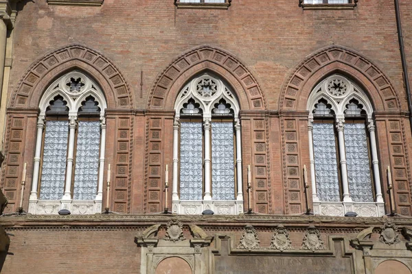 Windows van het stadhuis; Bologna — Stockfoto