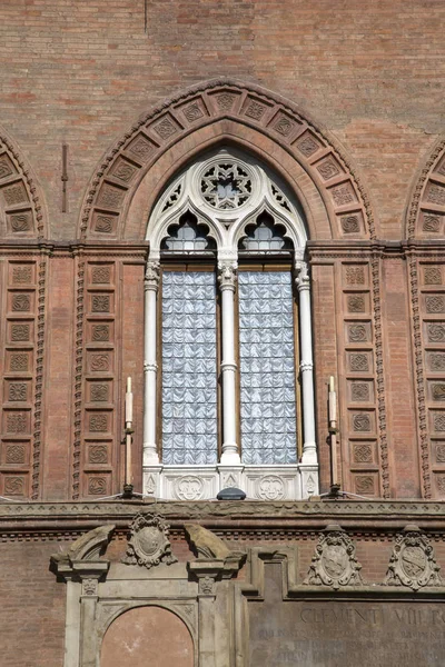 Pencere belediye binasının; Bologna — Stok fotoğraf
