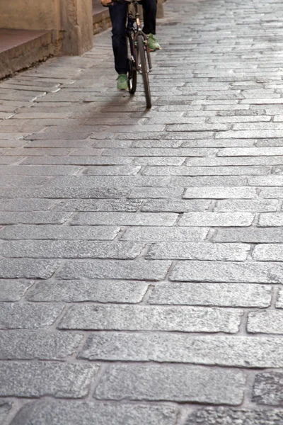 Bisikletçi Bologna Caddesi üzerinde — Stok fotoğraf