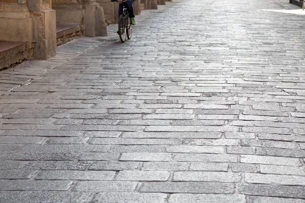 Cyklist i Street, Bologna — Stockfoto