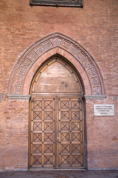 Tür des Palazzo Mercanzia; Bologna — Stockfoto