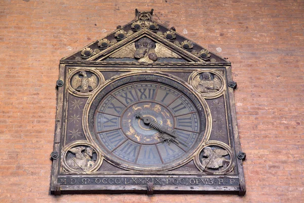 Zegar na budynku Palazzo Mercanzia; Bolonia — Zdjęcie stockowe