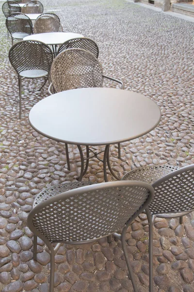 Cafe masa ve sandalyeler üzerinde kaldırım taşı döşeli Street, Bologna