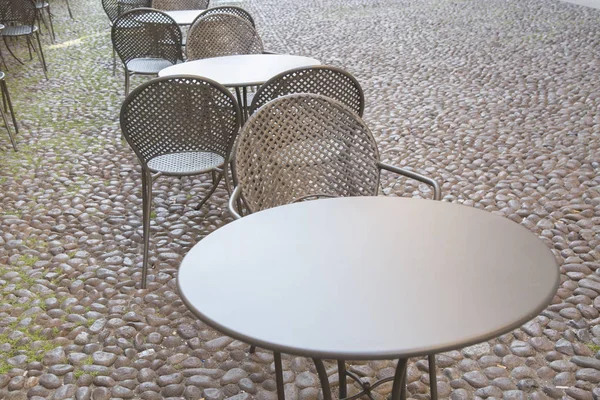Cafe masa ve sandalyeler üzerinde kaldırım taşı döşeli Street, Bologna — Stok fotoğraf