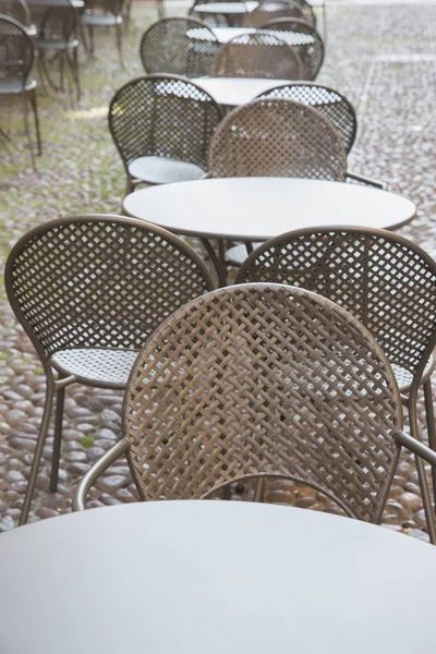 Mesa do café e cadeiras na rua Cobblestone, Bolonha — Fotografia de Stock