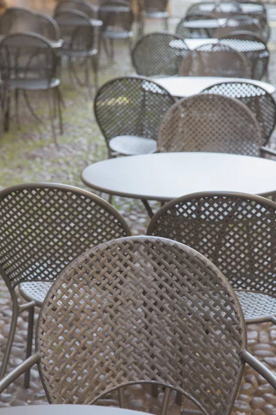 Cafe tafel en stoelen op geplaveide straat, Bologna — Stockfoto