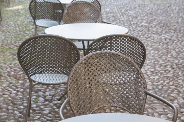 Cafe masa ve sandalyeler üzerinde kaldırım taşı döşeli Street, Bologna