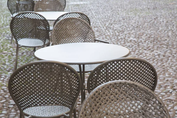 博洛尼亚圆石街的咖啡厅桌椅 — 图库照片