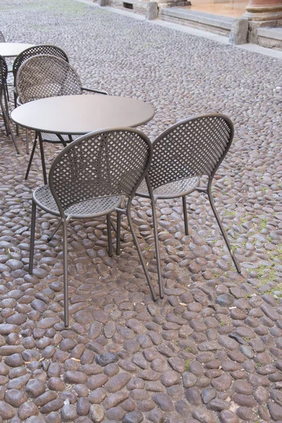 博洛尼亚圆石街的咖啡厅桌椅 — 图库照片