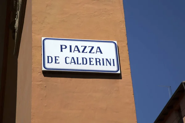 Piazza Calderini quadratisches Schild, Bologna — Stockfoto