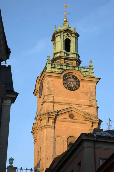 Башня церкви Сторкыркан, остров Гамла Стэн; Стокгольм — стоковое фото