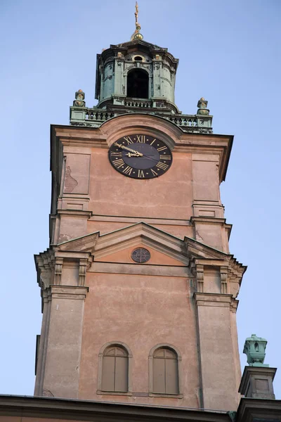 Wieża z wzniesionym kościele; Gamla Stan wyspa; Stockholm — Zdjęcie stockowe