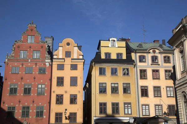 Coloridas fachadas de edificios, Plaza Stortorget, Gamla Stan - Ciudad —  Fotos de Stock
