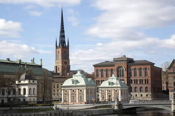 Edificio e Iglesia en Riddarholmen Island; Ciudad Vieja - Gamla Sta — Foto de Stock