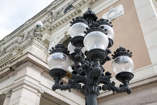 Lyktstolpe utanför operahuset, Stockholm — Stockfoto