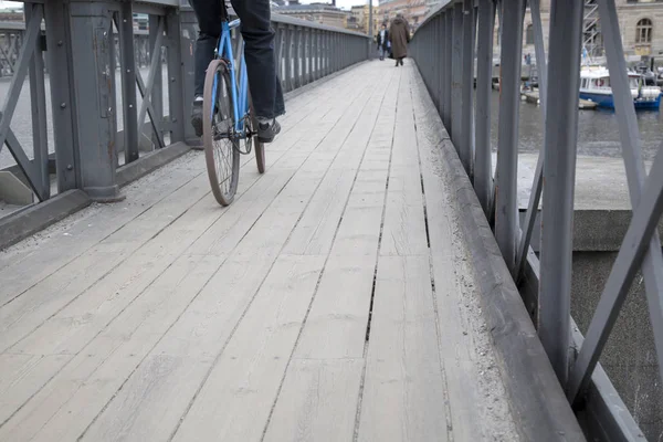 Bisikletçi Skeppsholm Köprüsü - Skeppsholmsbron; Stockholm — Stok fotoğraf