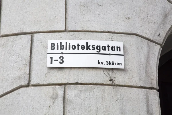 Уличные знаки в Стокгольме; Швеция — стоковое фото