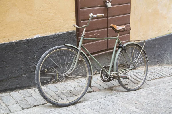 Bicicleta antigua en el casco antiguo; Estocolmo —  Fotos de Stock