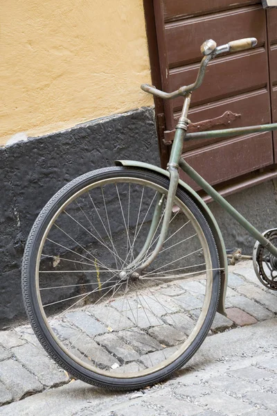 Bicicleta antigua en el casco antiguo; Estocolmo — Foto de Stock