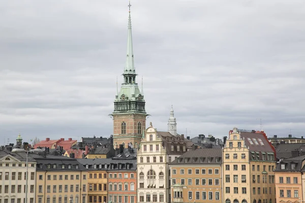 Chiesa tedesca e facciate di edifici nel centro storico; Stoccolma — Foto Stock