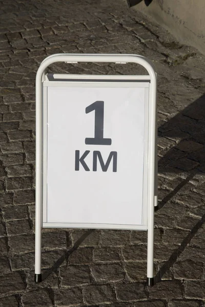 Signe de course d'un kilomètre — Photo