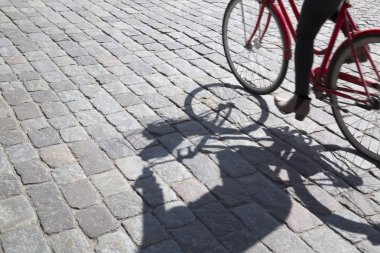 Bisikletçi Cobblestones, Stockholm üzerinde