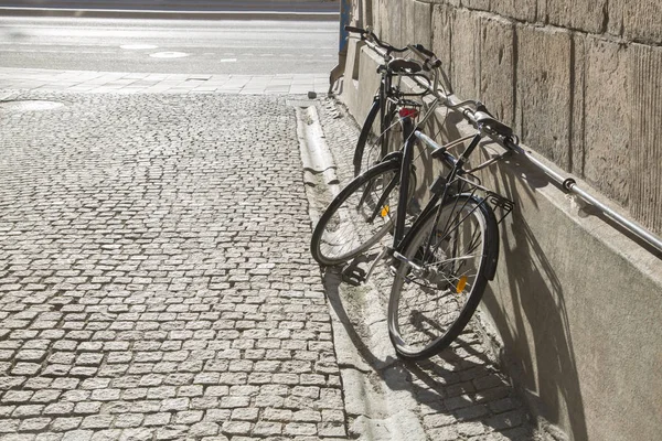 Cyklar på Cobblestone Street, Stockholm, Sverige — Stockfoto