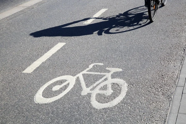 Символ велосипедной дорожки с велосипедистом; Стокгольм — стоковое фото