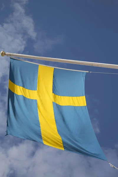 Schwedische Flagge am blauen Himmel — Stockfoto