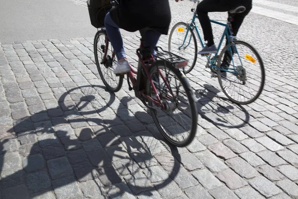 Radfahrer auf Kopfsteinpflaster, Stockholm — Stockfoto
