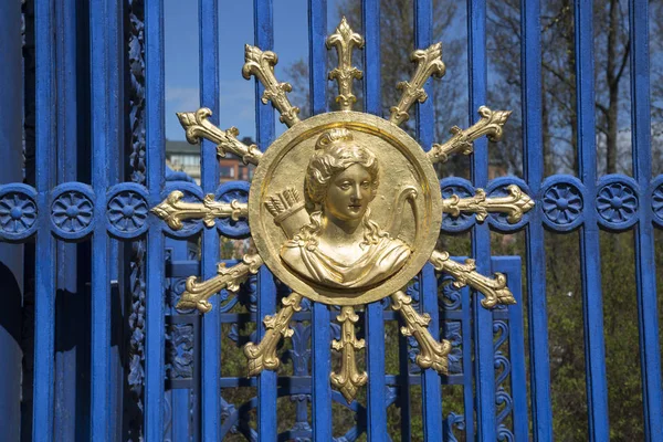Gold Bust Djurgarden Island Park Gate, Stockholm — Stock Photo, Image